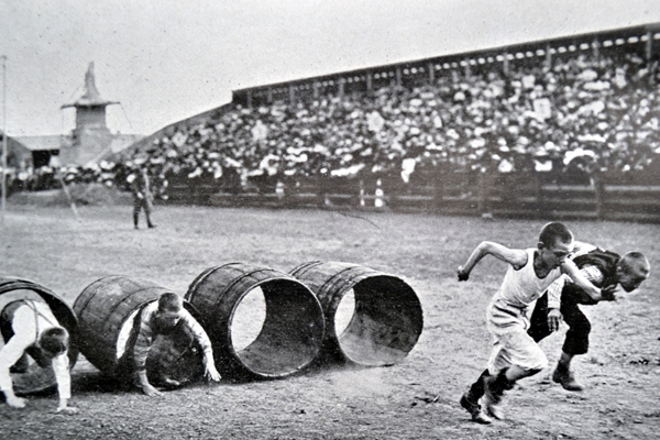 Běh přes překážky před 80 tisíci diváky. Červen 1912. Běh přes překážky před 80 tisíci diváky. Červen 1912.
