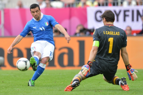 Di Natale střílí první gól zápasu Itálie - Španělsko.