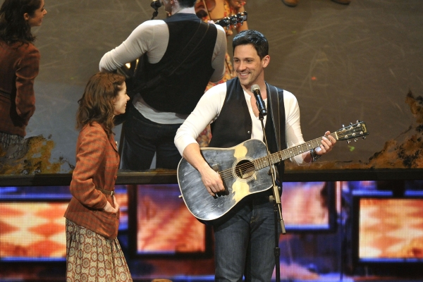 Cristin Milioti (vlevo) a Steve Kazee na předávání cen odehráli i scénu z muzikálu.