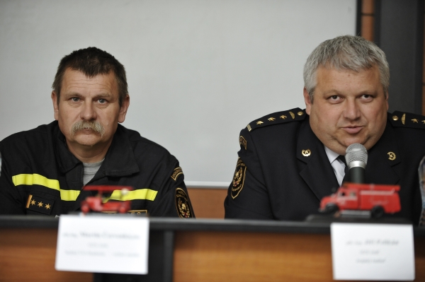 Ředitel Hasičského záchranného sboru (HZS) Jihomoravského kraje Jiří Pelikán (vpravo). Ředitel Hasičského záchranného sboru (HZS) Jihomoravského kraje Jiří Pelikán (vpravo).