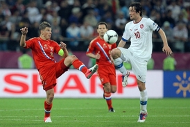 Tomáš Rosický (vpravo) v zápase s Ruskem.