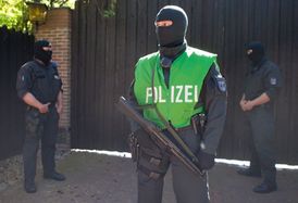 Policie prohledává dům prezidenta Hells Angels v Bisendorfu Franka H. 