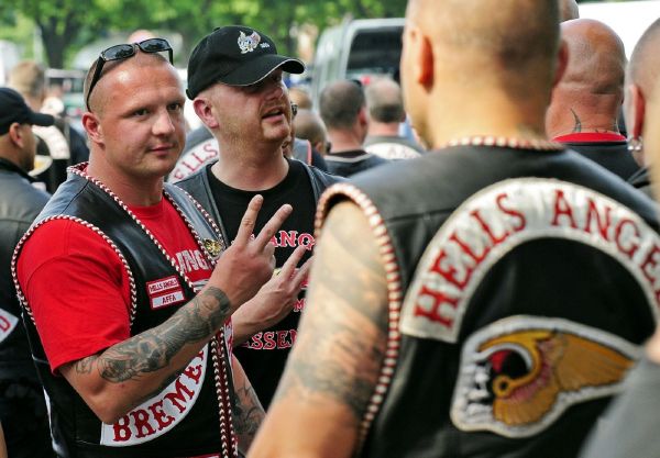 Hells Angels před soudem v Münsteru roku 2007. Obžalováni byli dva Bandidos, kteří zabili jejich kolegu.