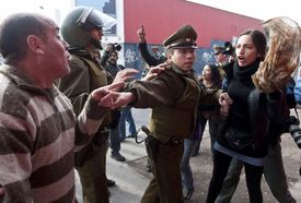 Demonstrace v hlavním chilském městě proti novému dokumentu o Pinochetovi.