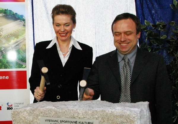 Petr Keřka na snímku z roku 2007 s tehdejší primátorkou Karlových Varů Veronikou Vlkovou.