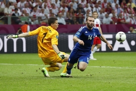 Faulovaný Dimitris Salpingidis.