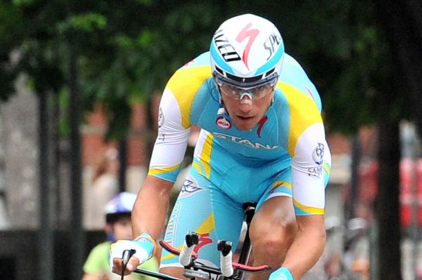 Roman Kreuziger dojel v hlavním pelotonu na 42. místě se ztrátou tří vteřin na nejlepší trojici a v průběžném pořadí je stále třetí.