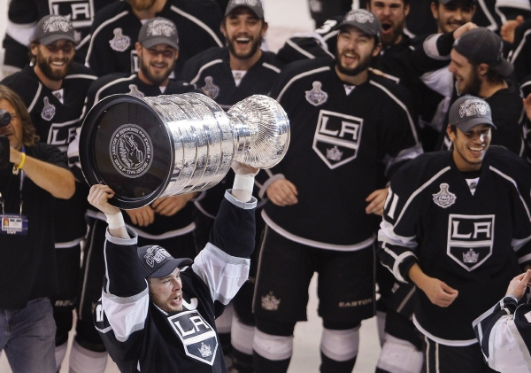 Hokejisté Los Angeles slaví poprvé v klubové historii zisk Stanleyova poháru. Hokejisté Los Angeles slaví poprvé v klubové historii zisk Stanleyova poháru.