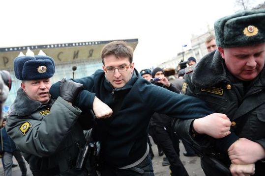 Zásah proti demonstrantům loni v Moskvě (ilustrační foto).
