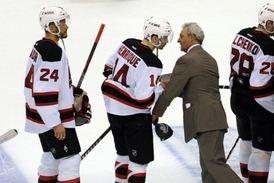 Kouč Los Angeles Darryl Sutter se zdraví s hráči New Jersey.