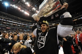 Hvězda Los Angeles Anže Kopitar se Stanley Cupem.