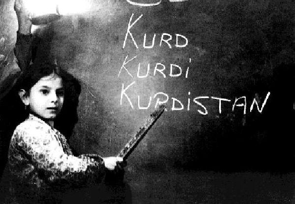 Desítky let trvající boj o kurdštinu na školách. Desítky let trvající boj o kurdštinu na školách.