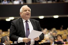 Šéf PPE v EP Joseph Daul se zlobí. Evropský parlament opět hraje druhé housle.