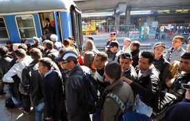 Tunisští nelegální imigranti se snaží dostat z Itálie do Francie. 