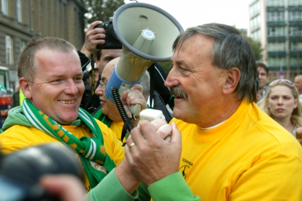 Fotbalová legenda Antonín Panenka (vpravo). Fotbalová legenda Antonín Panenka (vpravo).