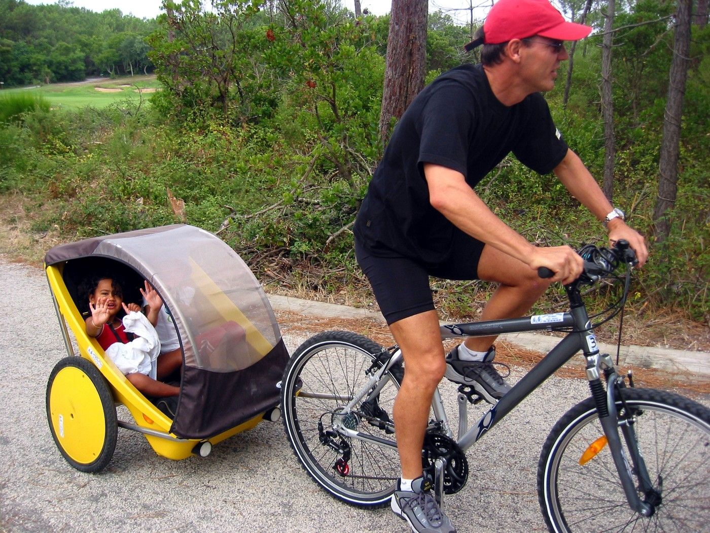 Cyklistika s dětmi má různé podoby (ilustrační foto). Cyklistika s dětmi má různé podoby (ilustrační foto).