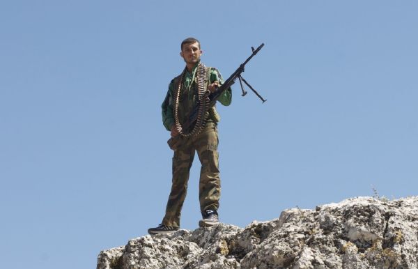 Jeden z rebelů u města Homs. Jeden z rebelů u města Homs.