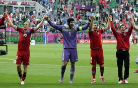 Petr Čech (v modrém) se spoluhráči po výhře nad Řeky.