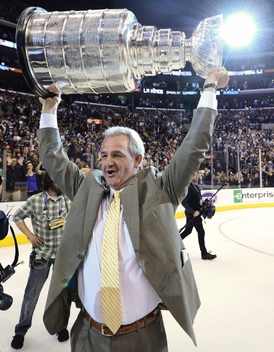Trenér Los Angeles Darryl Sutter.