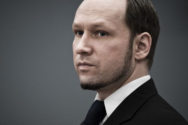 Masový vrah Breivik před soudem. Masový vrah Breivik před soudem.