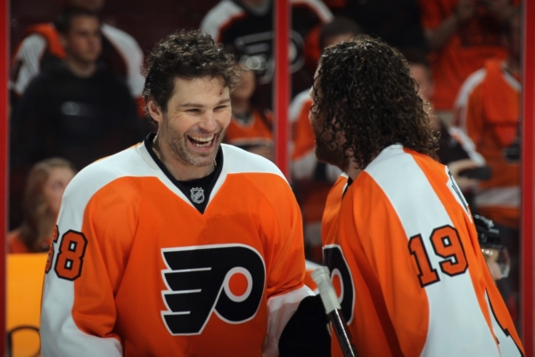Jaromír Jágr (vlevo) dokázal znovu okouzlit NHL.