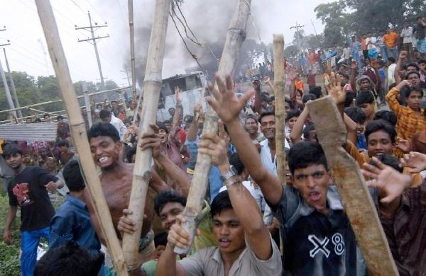 Mohutné protesty textilních dělníků zažívá Bangladéš opakovaně (2010).