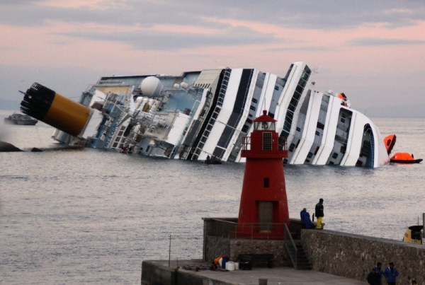 Ztroskotaná výletní loď Costa Concordia.
