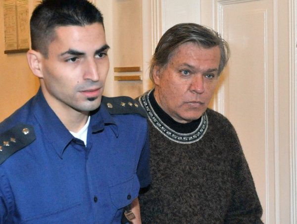 Stíhaný lékař Jaroslav Barták zůstane v cele, soud mu prodloužil vazbu. Stíhaný lékař Jaroslav Barták zůstane v cele, soud mu prodloužil vazbu.