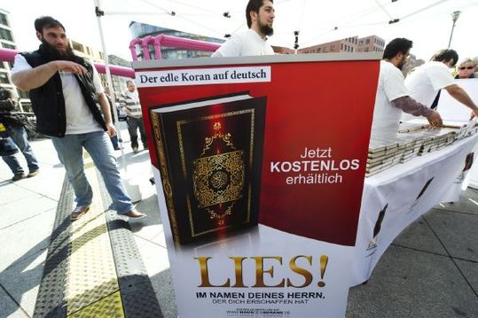 Stále radikálnější salafisté rozdávají zdarma korán v Berlíně. Stále radikálnější salafisté rozdávají zdarma korán v Berlíně.