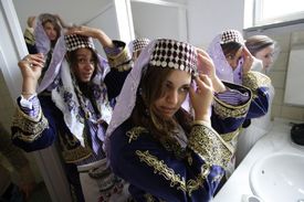 Turkyně, nebo Němky? Dívky se připravují na oslavu jednoho z tureckých svátků v Kolíně nad Rýnem.