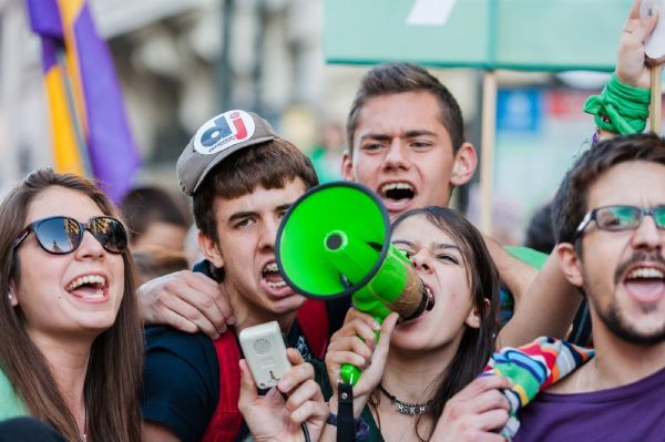 Španělští studenti protestují proti škrtům ve školství. Španělští studenti protestují proti škrtům ve školství.