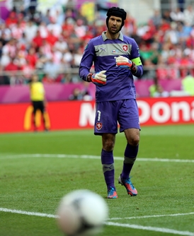 Petr Čech při utkání s Řeckem.