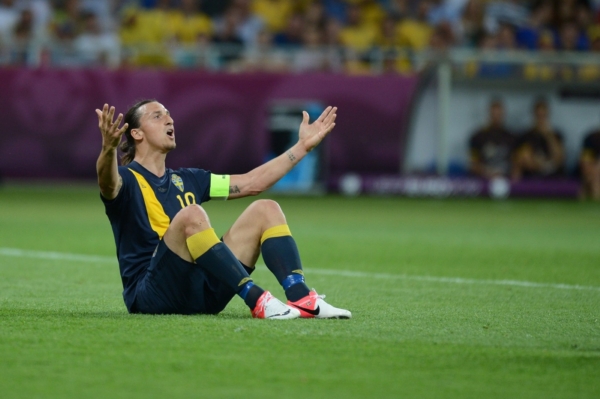 Švédský útočník Zlatan Ibrahimovič spolu se svými spoluhráči na tréninku střílel na holý zadek brankáře Johana Wilanda. Švédský útočník Zlatan Ibrahimovič spolu se svými spoluhráči na tréninku střílel na holý zadek brankáře Johana Wilanda.