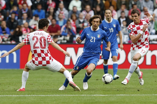 Andrea Pirlo (uprostřed) se zasloužil o jediný gól Itálie.