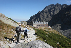 Tatry mají co nabídnout. Vpředu Zbojnická chata.