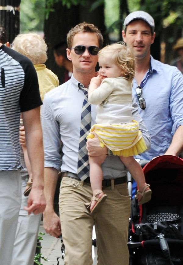Neil Patrick Harris vychovává s Davidem Burtkou dvojčata. Na snímku s dcerou Harper Grace.
