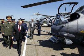 Putin na letecké základně Korenovsk.