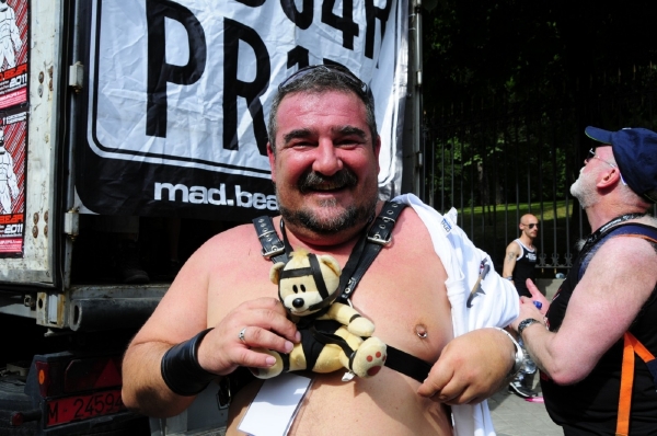 Ve většině zemí Západu nesmějí muži spát s muži a zároveň darovat krev. Ve většině zemí Západu nesmějí muži spát s muži a zároveň darovat krev.