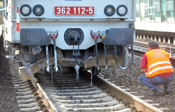Páteřní trať mezi Prahou a Moravou byla 15. června uzavřena. Odpoledne vjel parní vlak a rychlík mezi Kolínem a Velimí do sutin zdi, které se sesunuly na trať. Nikdo nebyl zraněn. Páteřní trať mezi Prahou a Moravou byla 15. června uzavřena. Odpoledne vjel parní vlak a rychlík mezi Kolínem a Velimí do sutin zdi, které se sesunuly na trať. Nikdo nebyl zraněn.