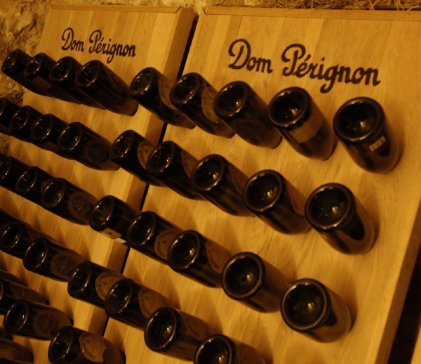 Vzácný francouzský sekt značky Dom Perignon byl uložen v přívěsu, který čekal na naložení na loď plující do zahraničí. Neznámí pachatelé v pondělí před polednem odtáhli přívěs s lupem neznámo kam pomocí traktoru (ilustrační foto). Vzácný francouzský sekt značky Dom Perignon byl uložen v přívěsu, který čekal na naložení na loď plující do zahraničí. Neznámí pachatelé v pondělí před polednem odtáhli přívěs s lupem neznámo kam pomocí traktoru (ilustrační foto).