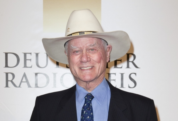Arogantního ropného magnáta J. R. Ewinga zvaného Džejár si opět zahrál veterán Dallasu Larry Hagman.