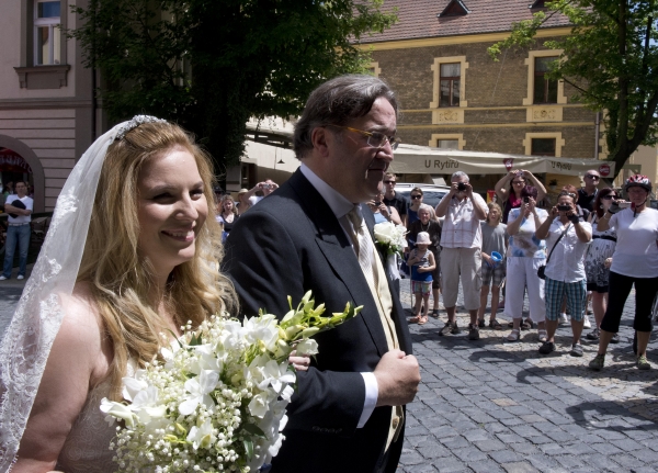 Slavnostní mší a projížďkou ze zámku v Hoříně do zámku v Mělníku zakončil dvoudenní svatbu princ Jiří Jan Lobkowicz.