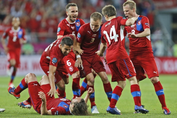 Radost českých fotbalistů po jediném gólu Jiráčka.
