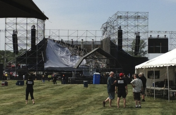 Zřícené pódium pro skupinu Radiohead.