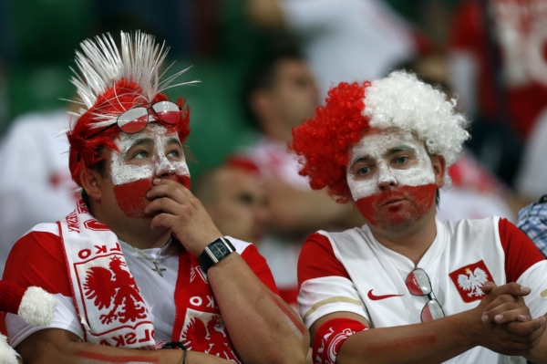 Zklamaní polští fanoušci po prohře s českou reprezentací na domácím evropském šampionátu. Zklamaní polští fanoušci po prohře s českou reprezentací na domácím evropském šampionátu.