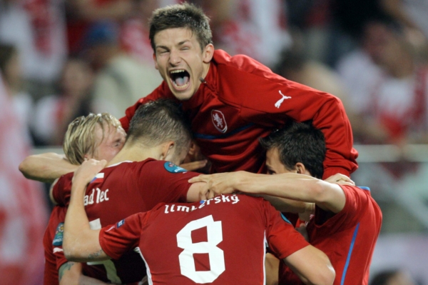 Radost českých fotbalistů po postupu do čtvrtfinále.