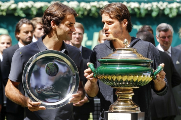 Tommy Haas (vpravo) překvapivě porazil ve finále Rogera Federera. Tommy Haas (vpravo) překvapivě porazil ve finále Rogera Federera.