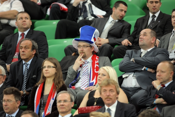 Ministr dopravy Pavel Dobeš sleduje zápas Česka a Polska vedle Michela Platiniho (vlevo) a Miroslava Pelty (vpravo).