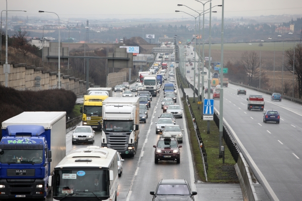 Na dálnici D1 u Brna stojí ve směru na Prahu několikakilometrová kolona. Na dálnici D1 u Brna stojí ve směru na Prahu několikakilometrová kolona.