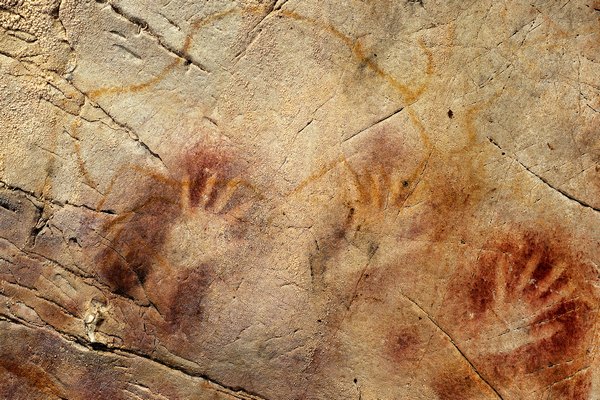 Negativní otisky dlaní v jeskyni El Castillo jsou staré nejméně 37 300 let. Zanechali je tam neandertálci?